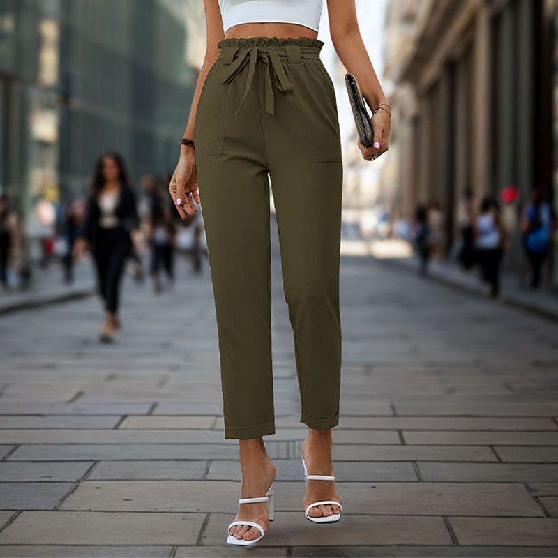 Pantalones ajustados de mujer con cinturón de lazo en la cintura y estilo paperbag