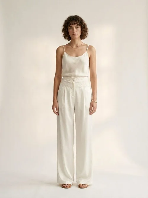 Elegante Satinhose mit hohem Bund, weitem Bein und Spitzenbesatz
