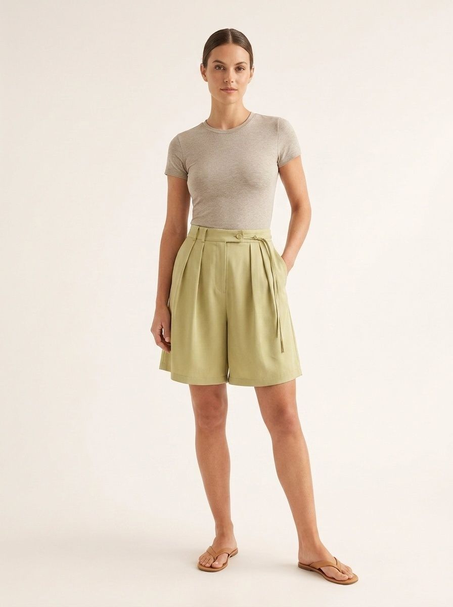 Pantaloncini da donna a vita alta, plissettati e gamba larga con laccetti