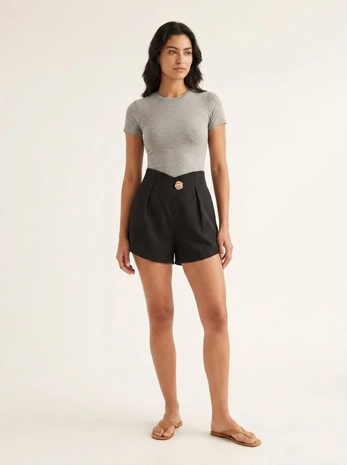Eleganti shorts neri a vita alta con pieghe e bottone a rosa.