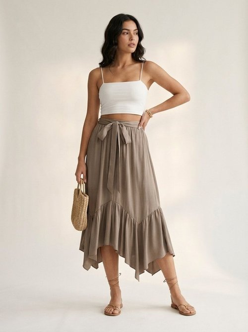 Falda midi color topo con volantes, bajo asimétrico y cinturón ajustable.