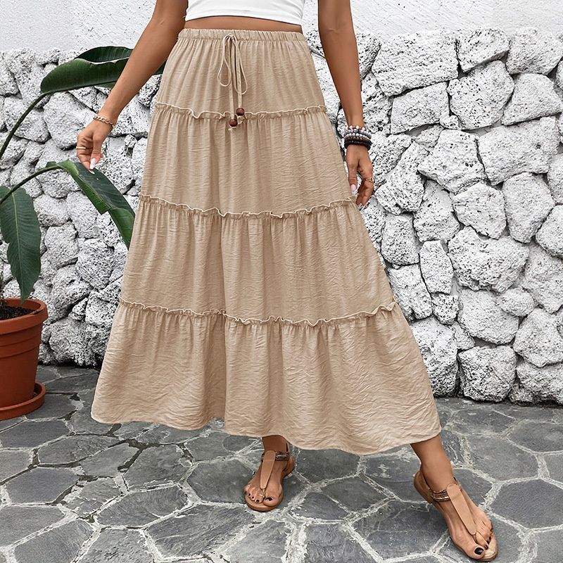 Falda larga estilo bohemio con volantes y cintura ajustable con cordón.
