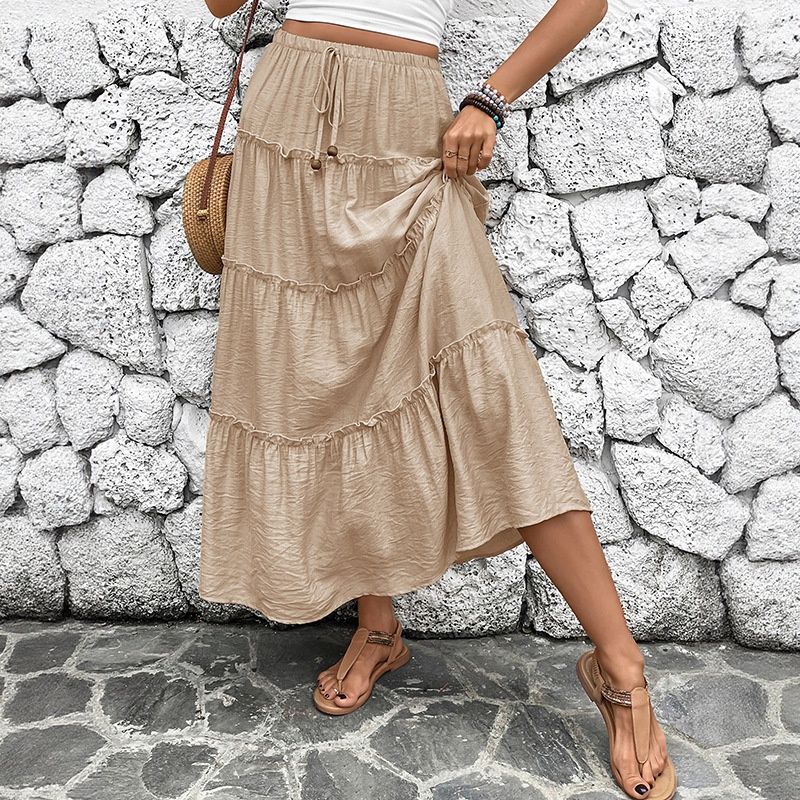 Falda larga estilo bohemio con volantes y cintura ajustable con cordón.