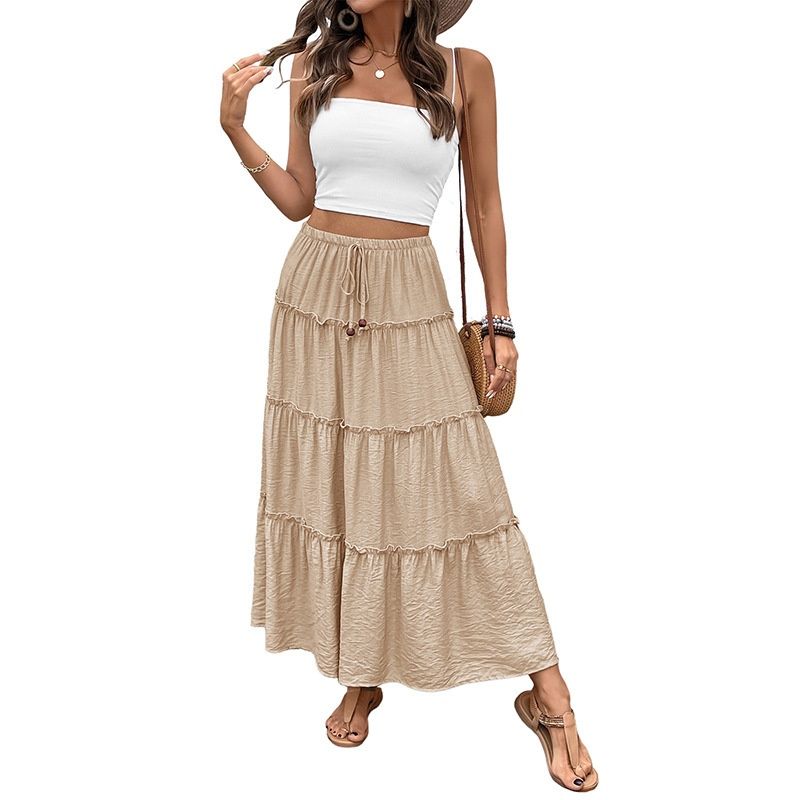 Falda larga estilo bohemio con volantes y cintura ajustable con cordón.