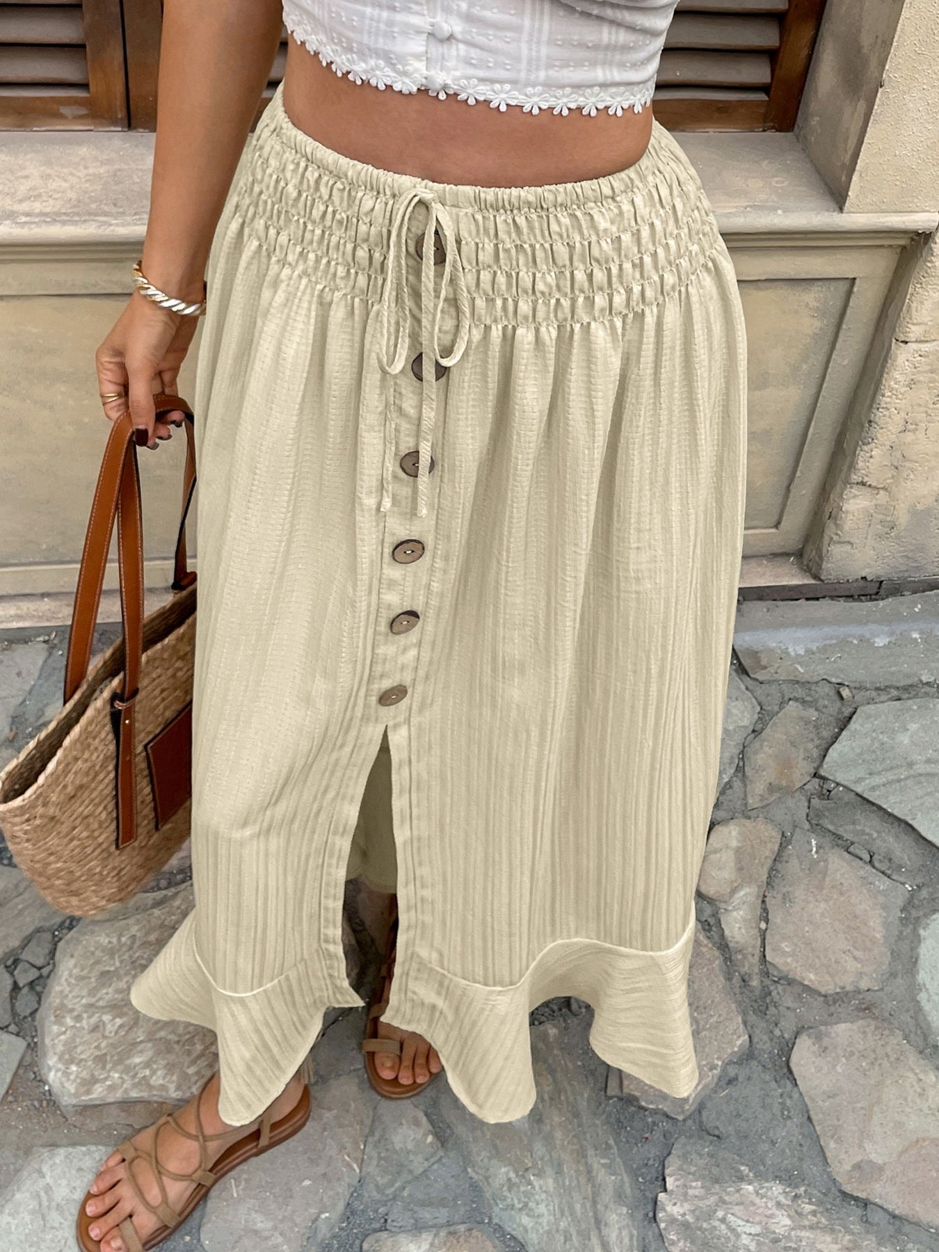 Falda larga bohemia con botones en la parte delantera, cintura fruncida y abertura.