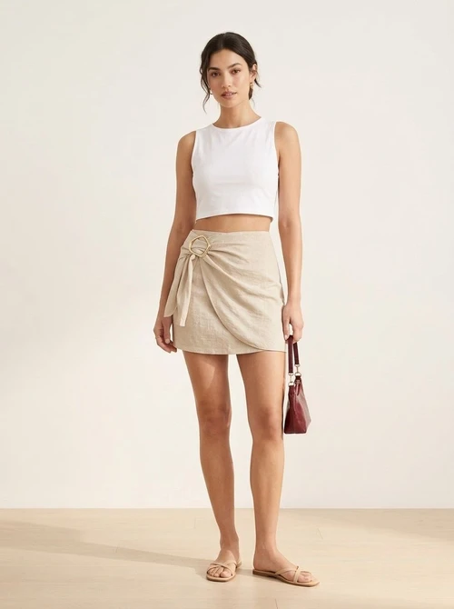 Jupe portefeuille mini beige à boucle - Chic et décontractée