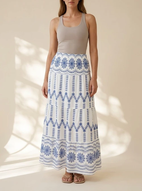 Jupe longue bohème brodée à taille smockée - Blanche et bleue