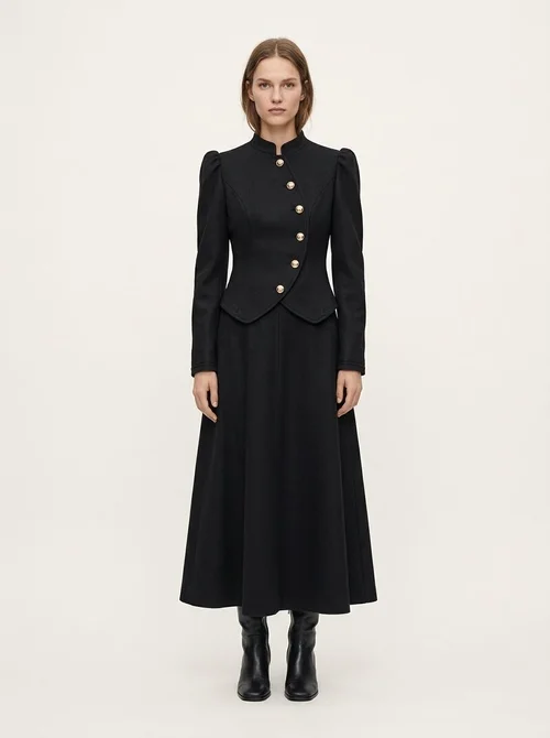 Completo da donna nero composto da giacca asimmetrica con bottoni e gonna lunga.