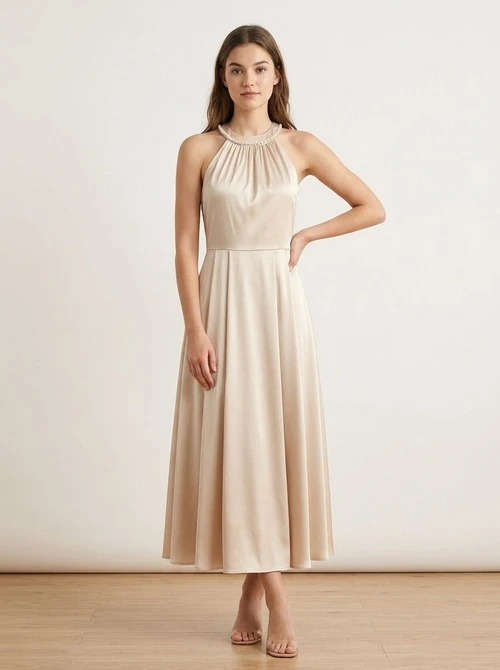 Robe longue dos nu en satin champagne avec encolure perlée