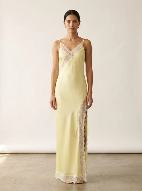 Elegantes gelbes Satin-Unterkleid mit Schlitz und Spitzenbesatz.
