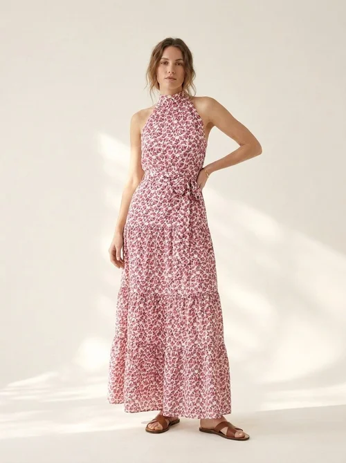 Vestido midi floral de mujer con cuello halter y cinturón.