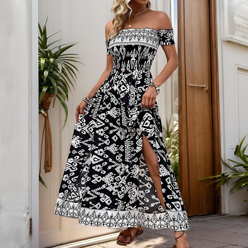 Vestido largo bohemio en blanco y negro con hombros descubiertos y abertura