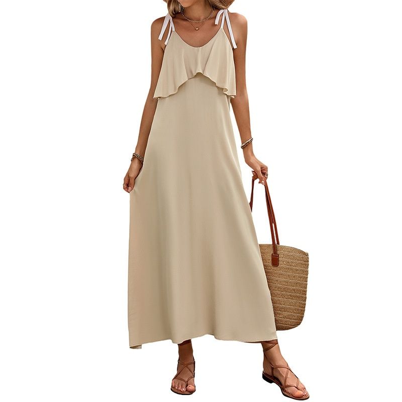 Abito lungo svolazzante beige da donna con volant e laccetti sulle spalle.