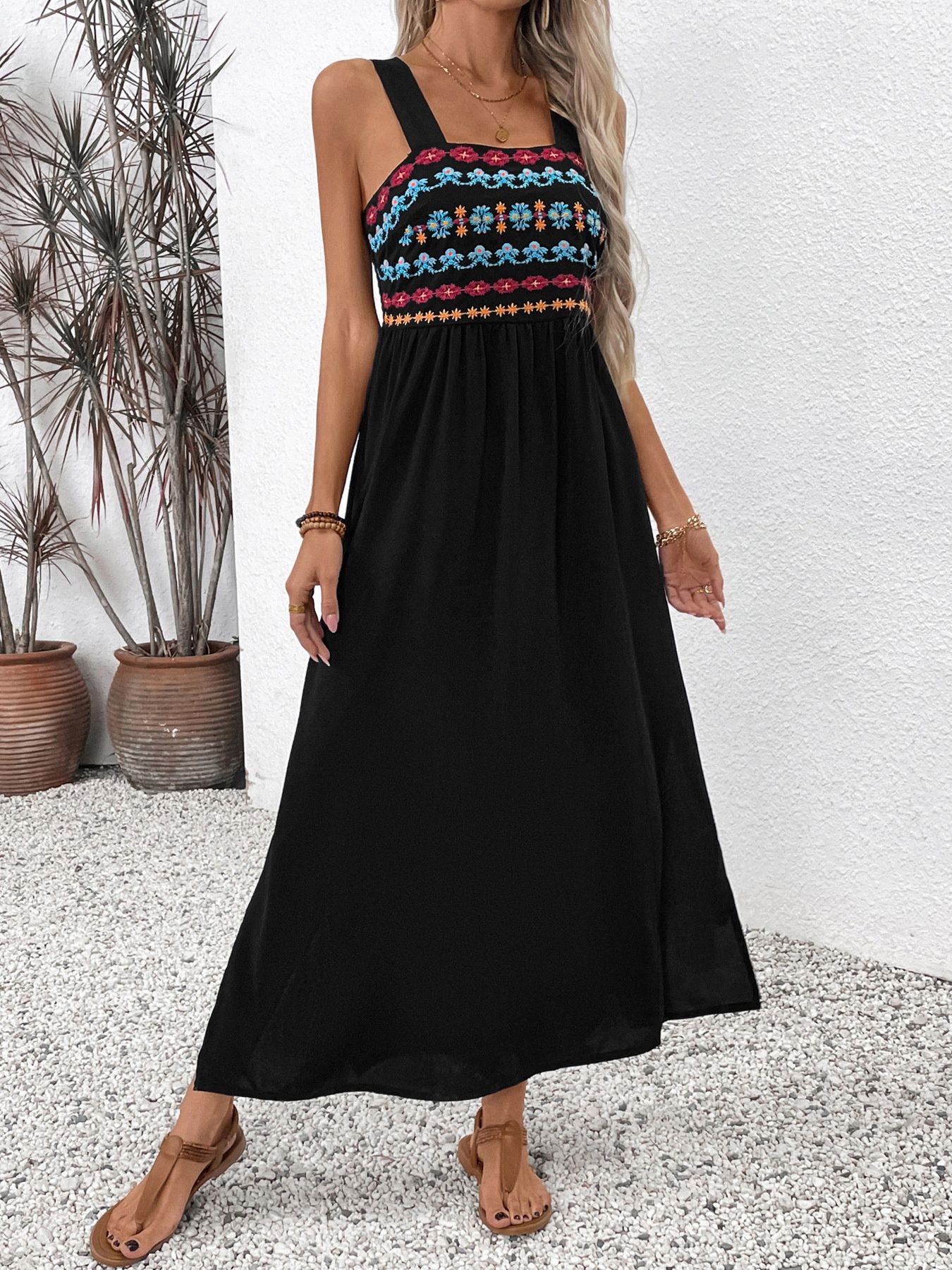 Vestido largo negro estilo bohemio bordado con abertura