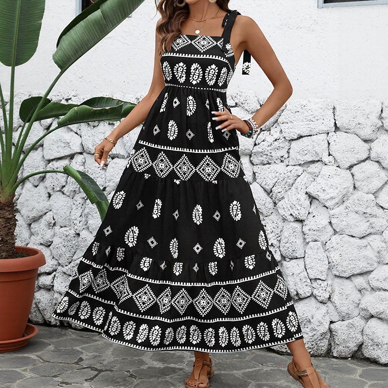 Vestido largo bohemio con tirantes anudados en blanco y negro