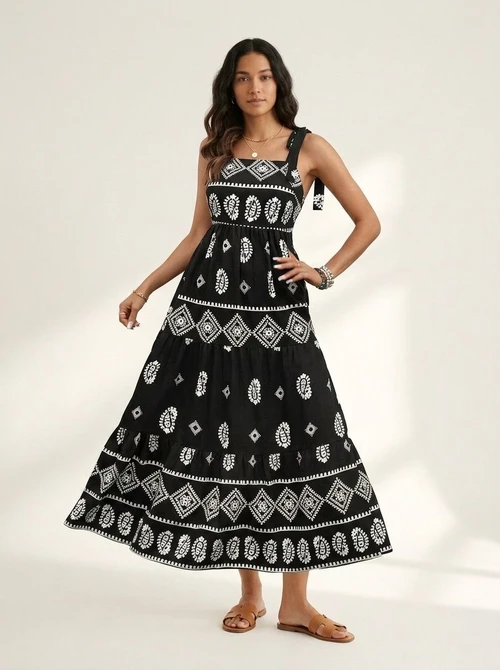 Robe longue bohème noire et blanche à bretelles nouées et à volants