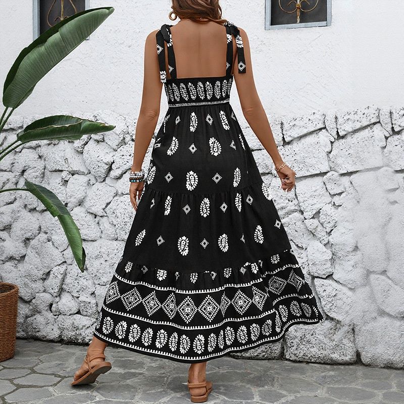 Vestido largo bohemio con tirantes anudados en blanco y negro