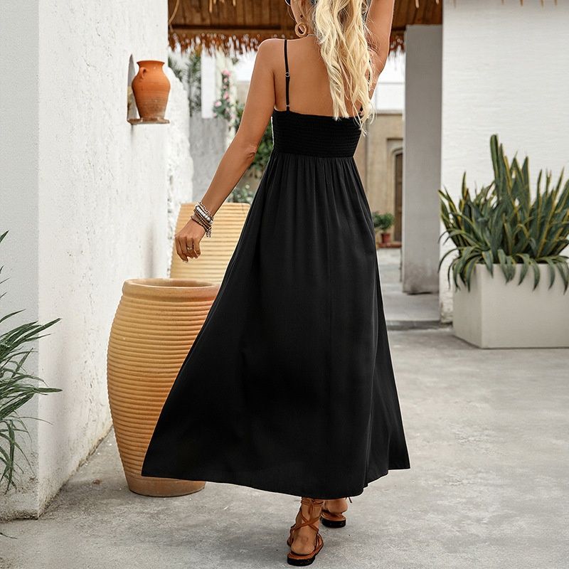 Vestido midi negro de mujer con bordado floral y fruncido