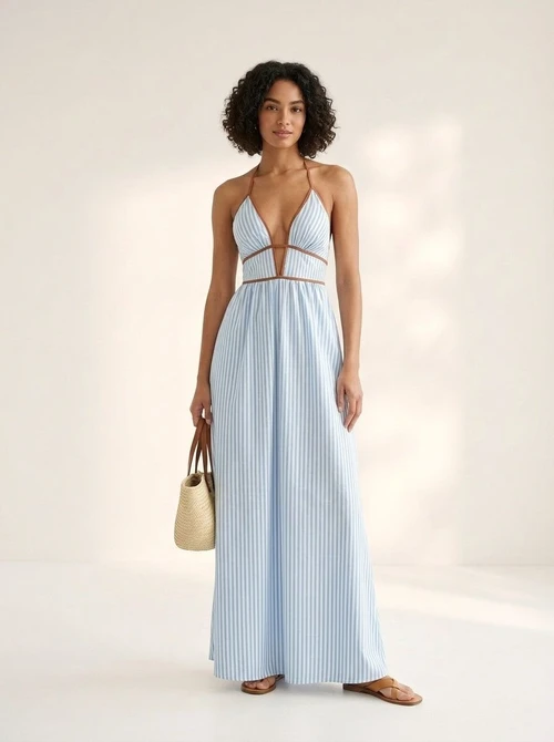 Abito lungo a righe con scollo all'americana e profonda scollatura a V.