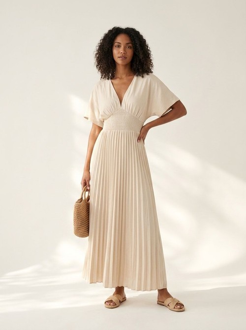 Elegante abito lungo plissettato con scollo a V e vita arricciata.