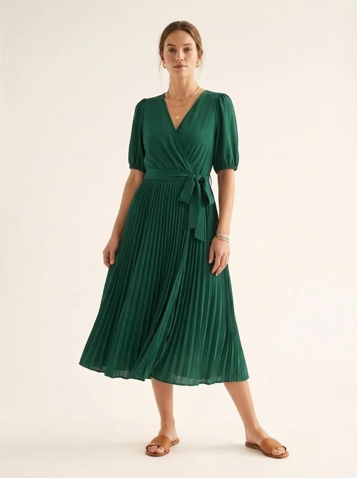 Elegante geplooide wikkeljurk met V-hals en riem