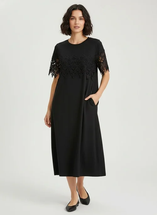 Vestido tipo camiseta informal de manga corta con retazos de encaje negro