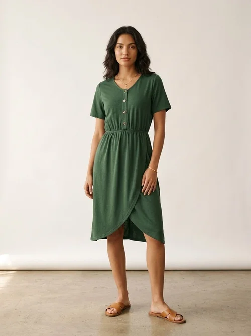 Dames midi-jurk met V-hals, knoopsluiting aan de voorkant en overslag, inclusief zakken.