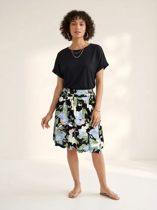 Conjunto de dos piezas: top negro y falda floral (vestido informal).