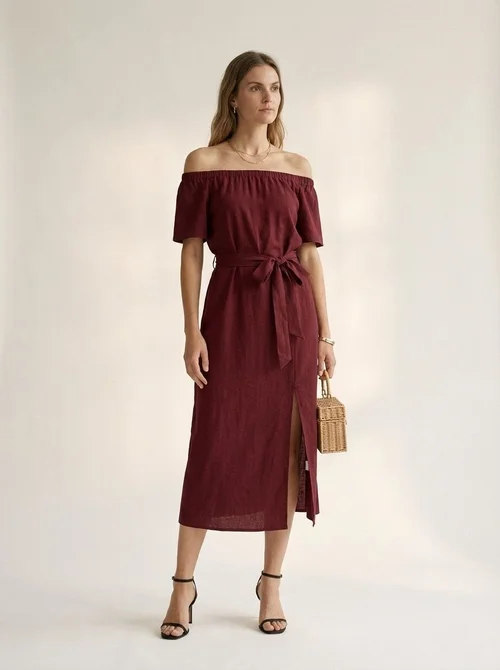 Vestido midi con hombros descubiertos, cinturón ajustable y abertura lateral.