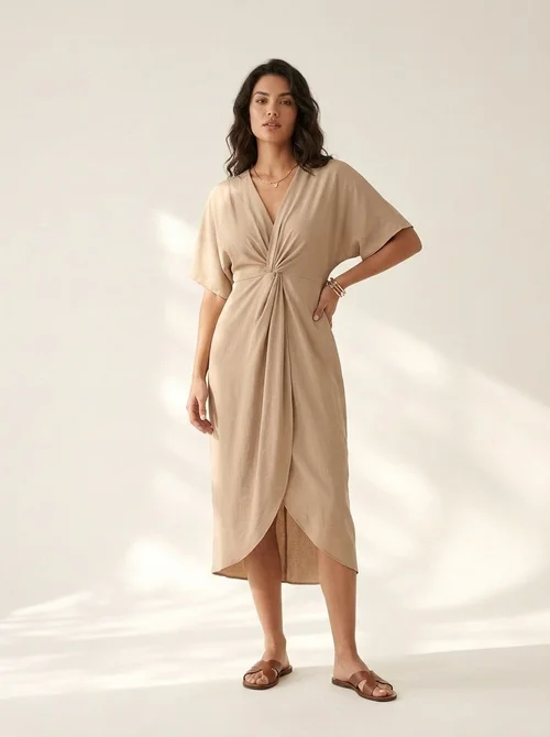 Elegante abito midi con scollo a V e dettaglio a torsione sul davanti, con maniche a pipistrello.