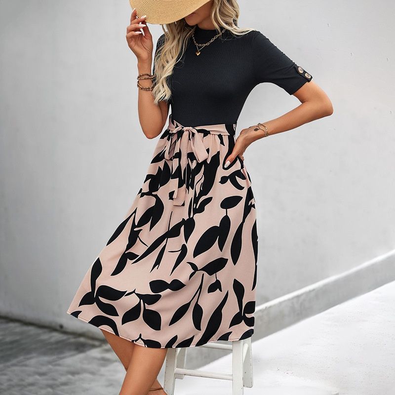 Vestido midi de manga corta con cuello alto, cinturón y estampado floral