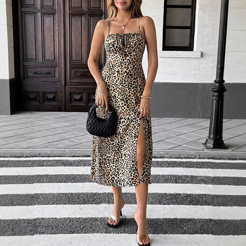 Abito midi con busto increspato con stampa leopardata e cinturino per spaghetti