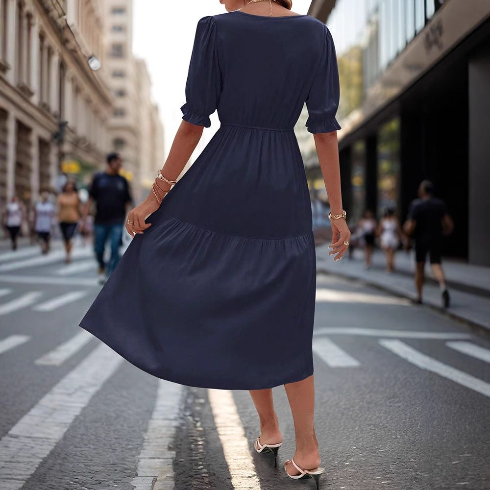 Vestido midi escalonado con escote en V, mangas abullonadas y bolsillos.