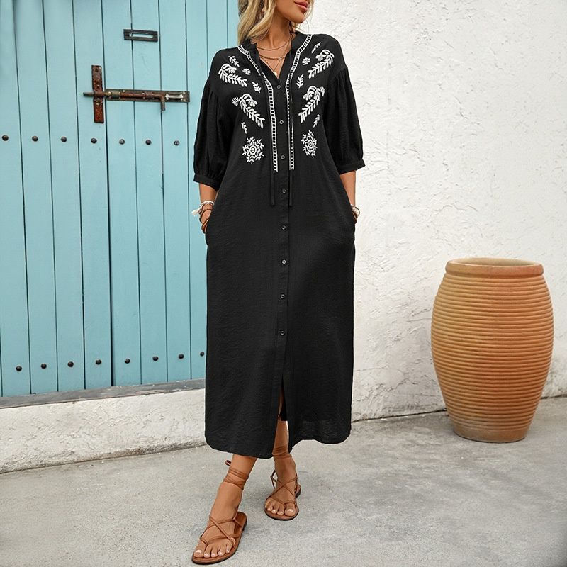 Vestido midi bordado con botones en la parte delantera y mangas abullonadas.