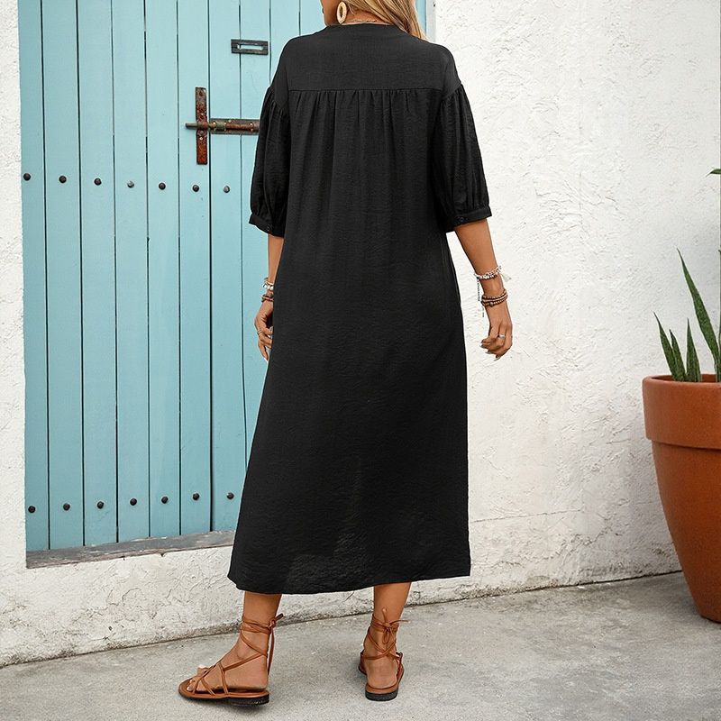 Vestido midi bordado con botones en la parte delantera y mangas abullonadas.