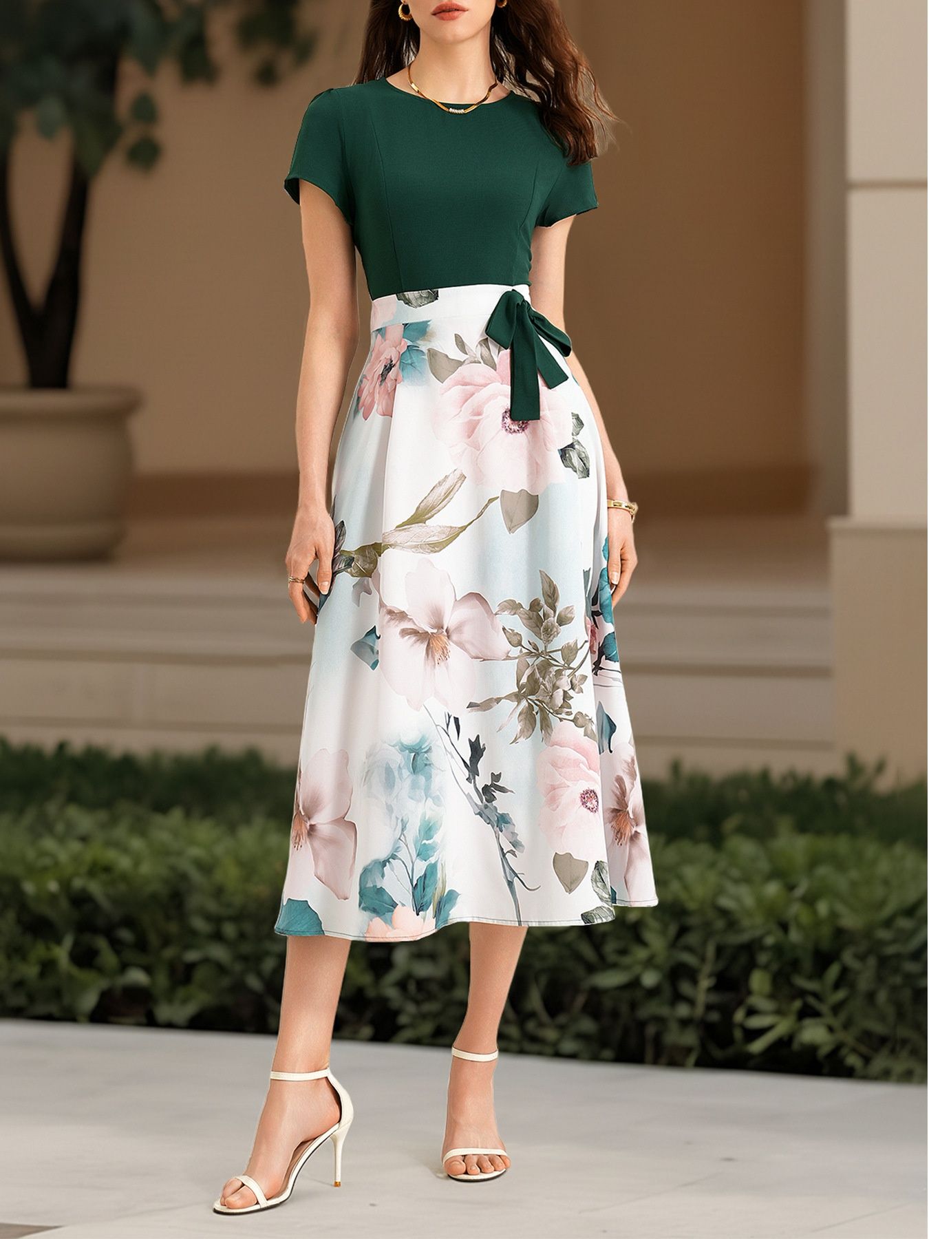 Vestido midi de mujer con estampado floral y corpiño verde oscuro.