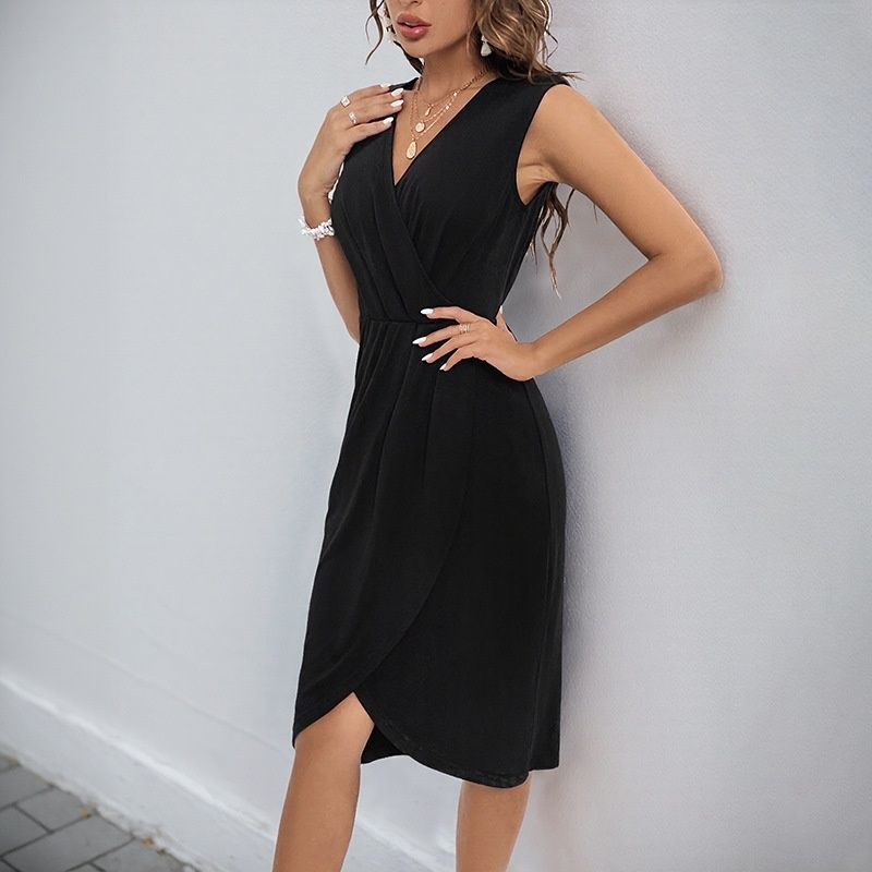 Vestido cruzado sin mangas con escote en V y bajo asimétrico para mujer.