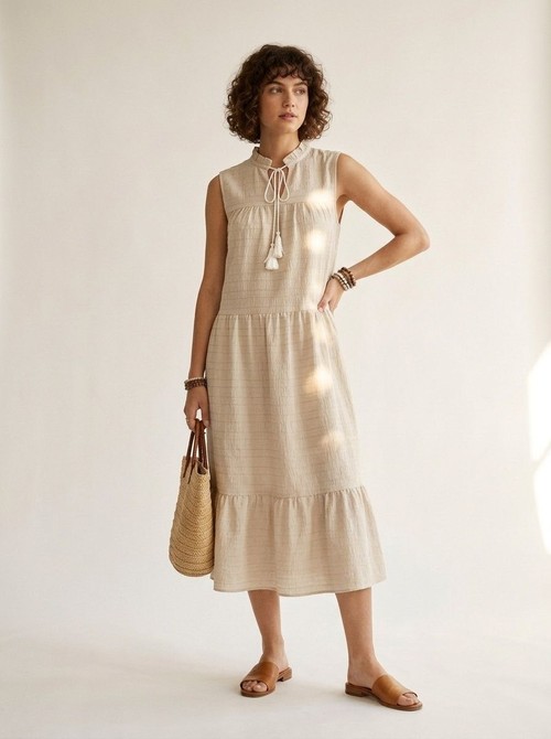 Robe midi bohème sans manches à volants et col à pompons