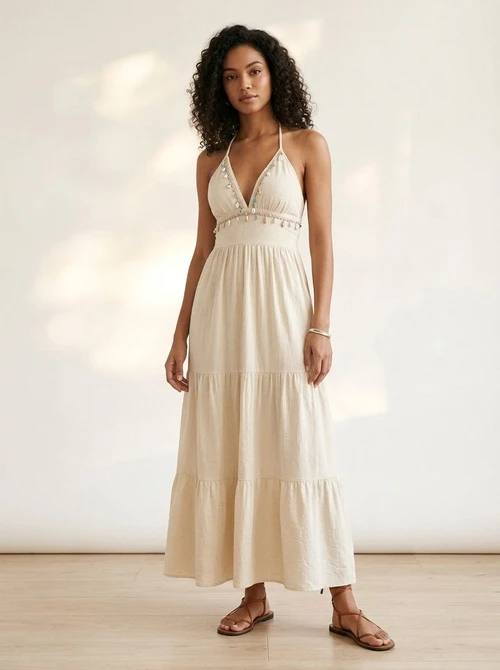 Robe maxi bohème à col halter et volants ornée de coquillages