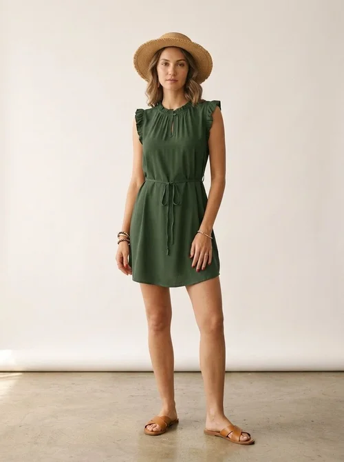 Elegante mini abito senza maniche con volant e cintura in vita.