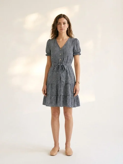 Minivestido de mujer con estampado floral, escote en V y cinturón.