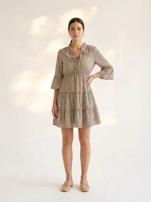 Minivestido escalonado con volantes y estampado de leopardo