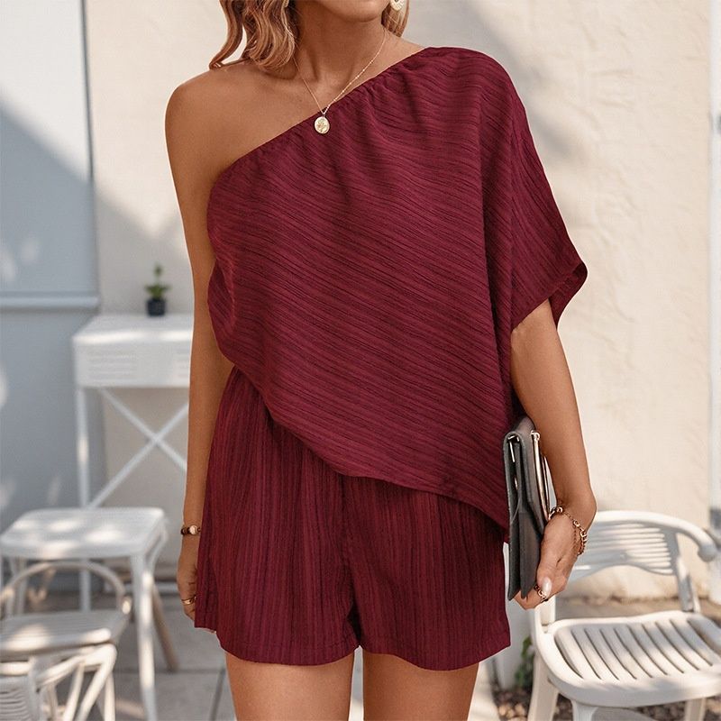 Conjunto de dos piezas para mujer: top asimétrico de canalé y shorts.