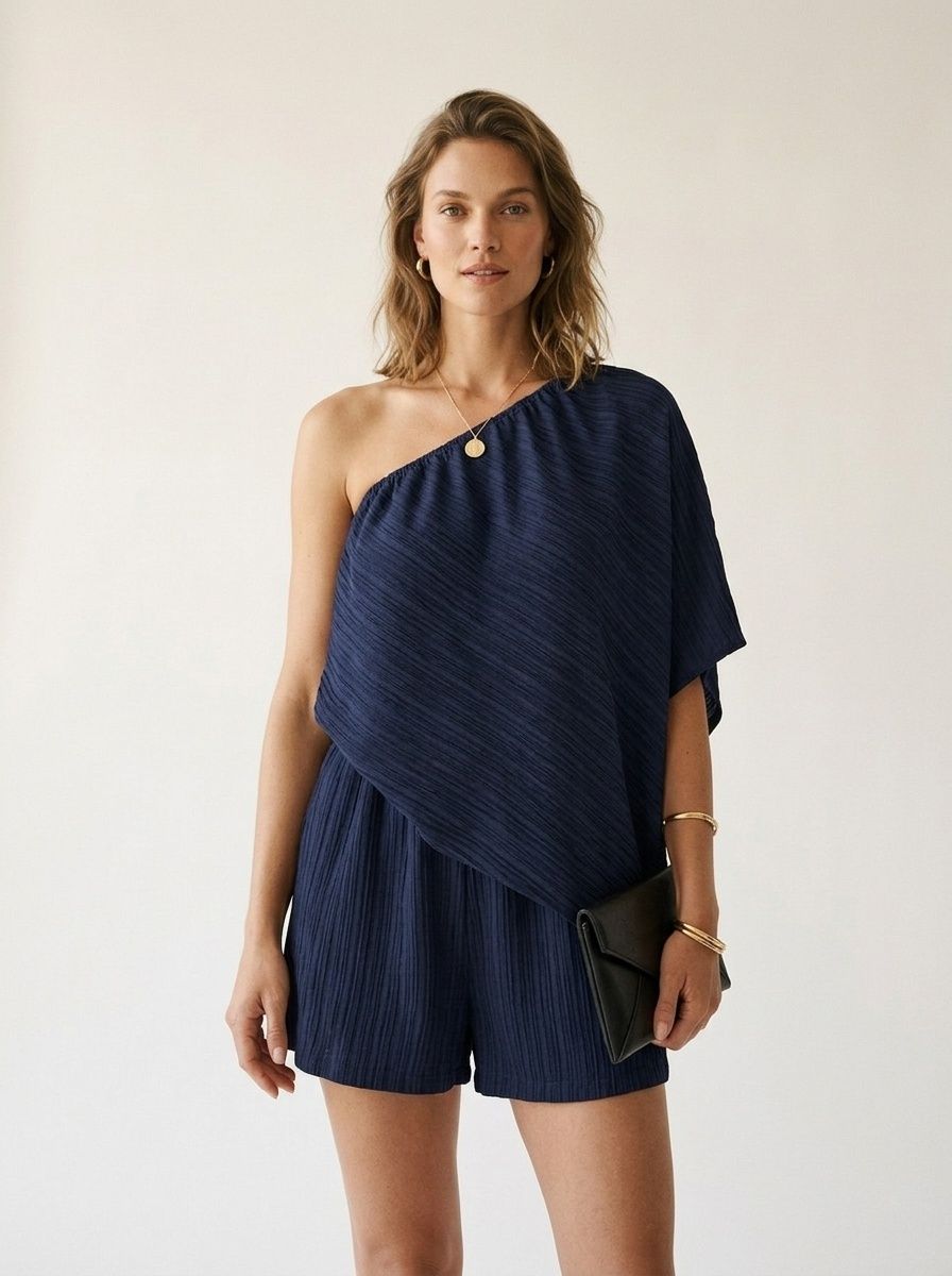 Conjunto de dos piezas para mujer: top asimétrico de canalé y shorts.