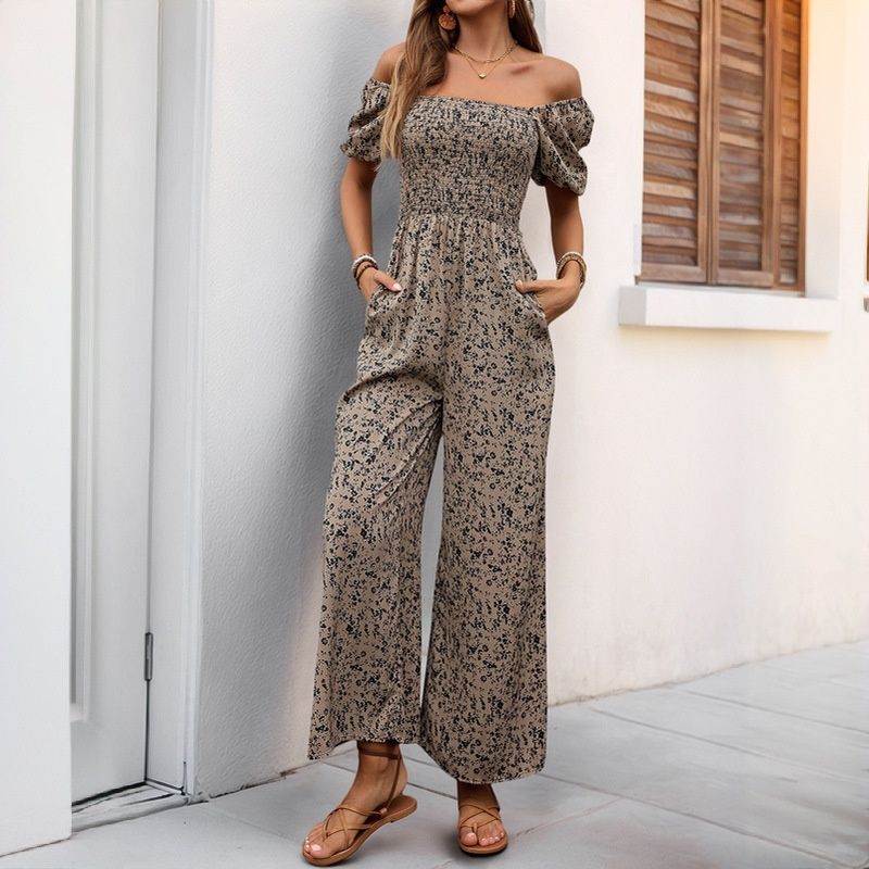 Mono de mujer con estampado floral y pernera ancha fruncida.