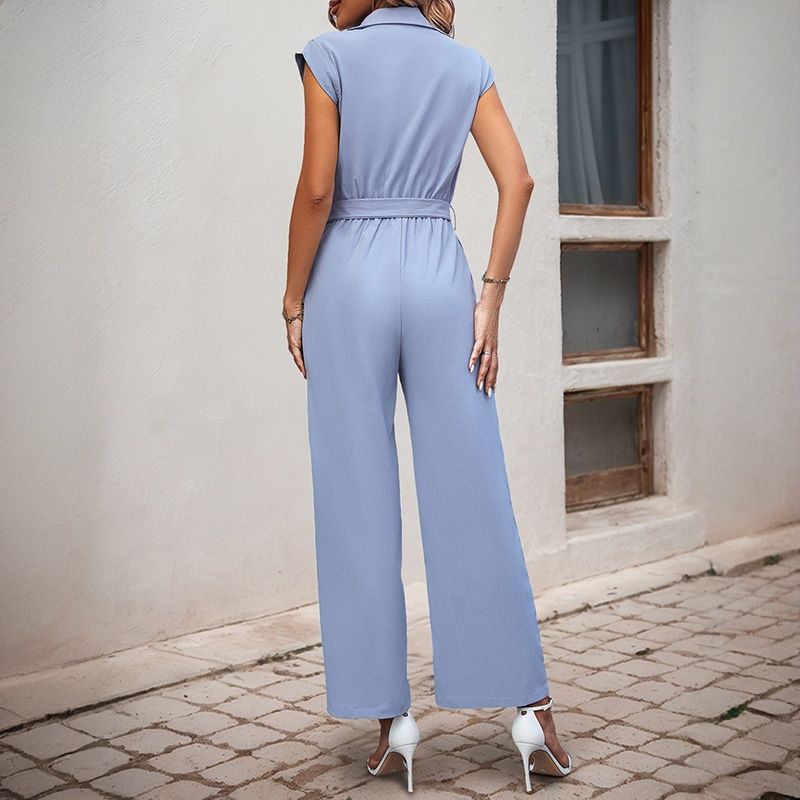 Mono azul claro sin mangas con cuello y cinturón.