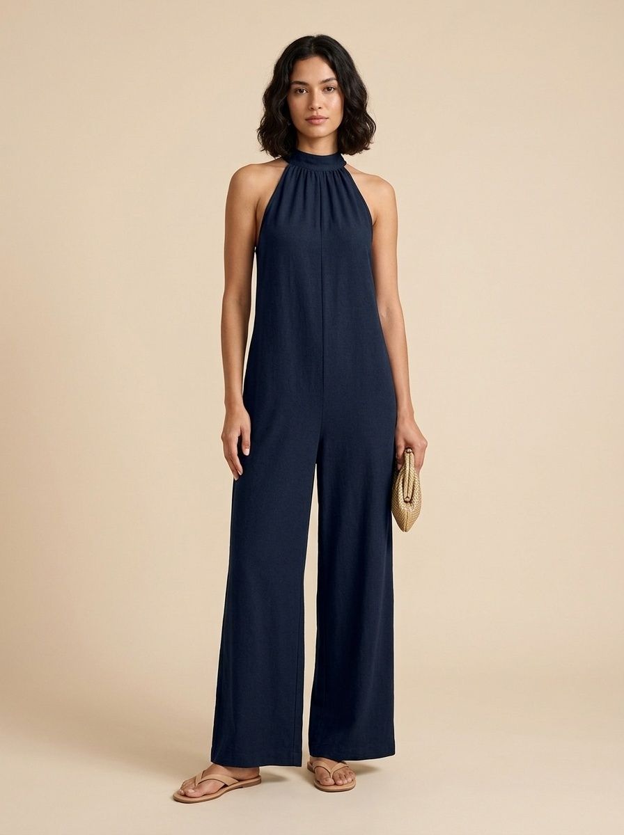 Elegante mono de pierna ancha con cuello halter y detalle de lazo en la espalda.
