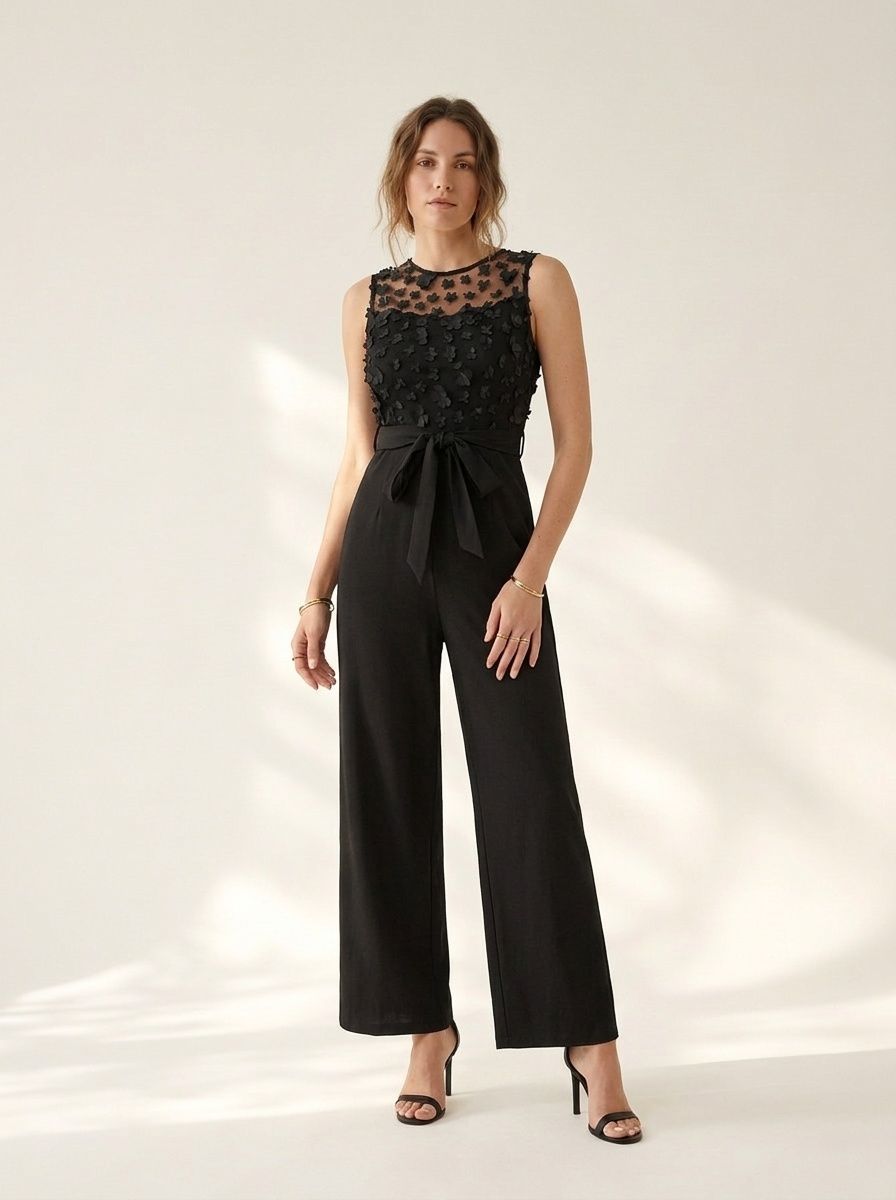 Combinaison sans manches à broderies florales noires et taille nouée