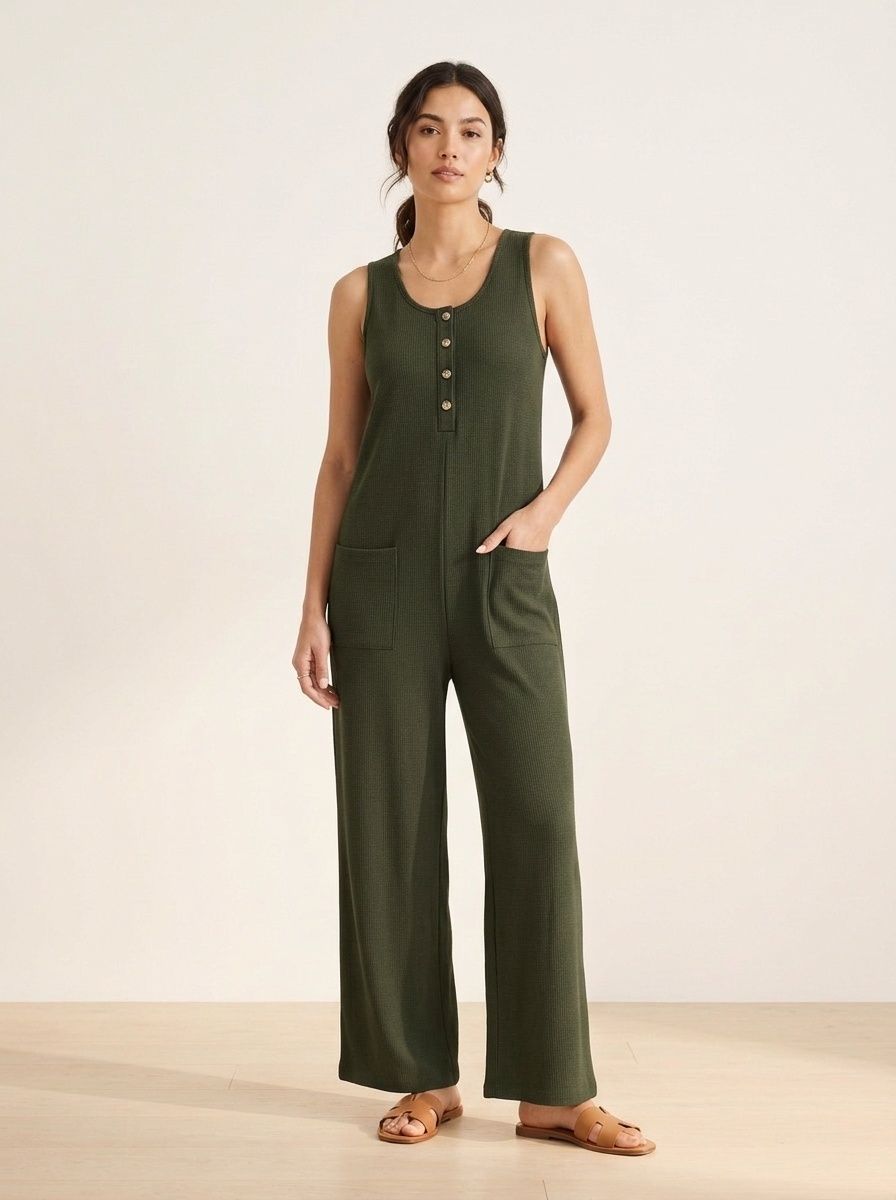 Mono de mujer sin mangas, de pierna ancha y con canalé, con bolsillos.