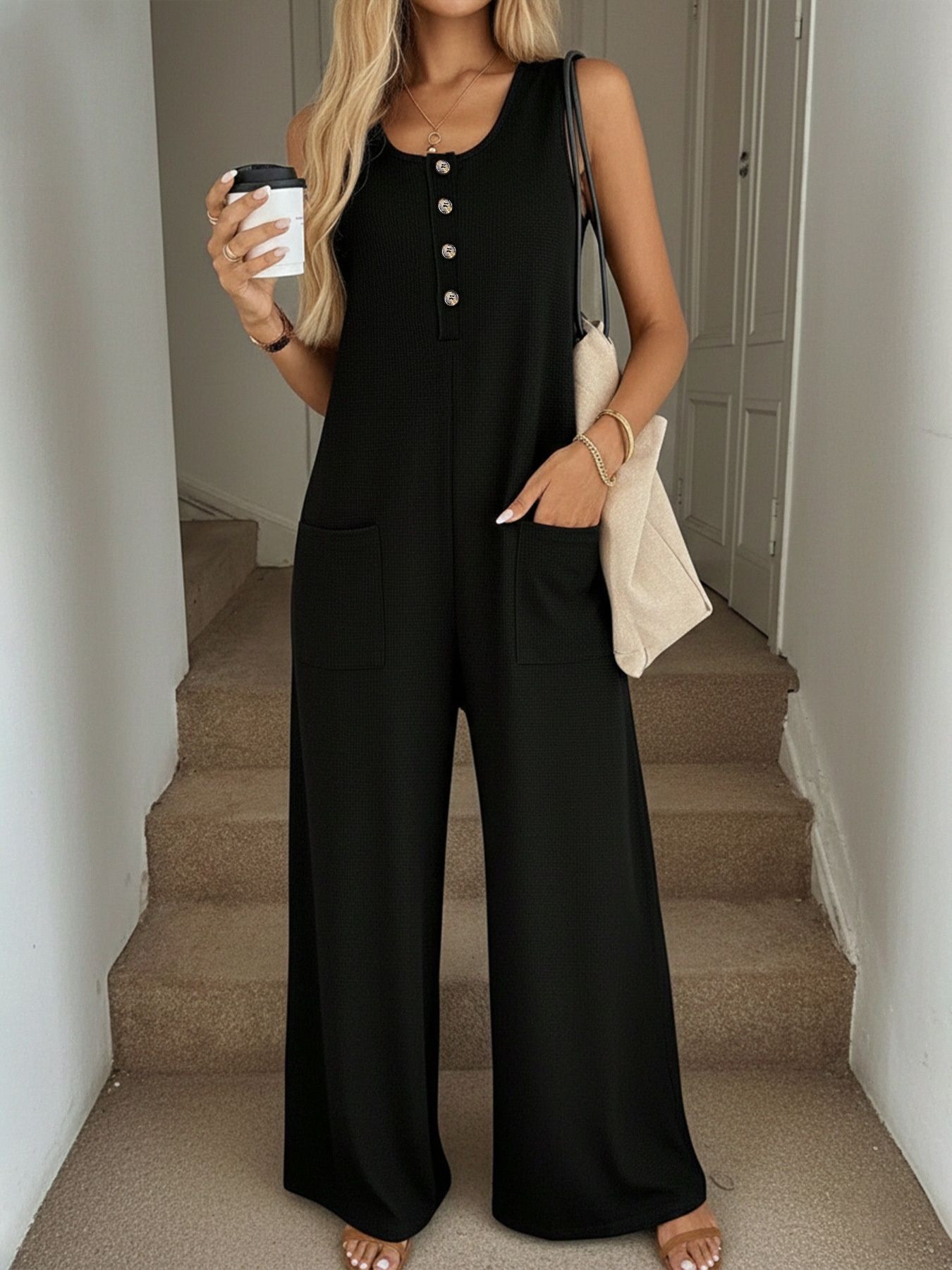 Mono de mujer sin mangas, de pierna ancha y con canalé, con bolsillos.